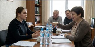 Djevojka sa samo devet razreda škole došla je na razgovor za posao i rekla: „Želim platu od 320.000 mjesečno.“ Direktorica se nasmijala i postavila joj pitanje: „Kako podijeliti četiri flaše vode na šest rukovodilaca?“ Za stolom je zavladala potpuna tišina kada je djevojka odgovorila da… 😲😲😲 Djevojka sa samo devet razreda škole došla je na razgovor za posao i rekla: „Želim platu od 320.000 mjesečno.“ Direktorica se nasmijala i postavila joj pitanje: „Kako podijeliti četiri flaše vode na šest rukovodilaca?“ Za stolom je zavladala potpuna tišina kada je djevojka odgovorila da… 😲😲😲 - featured image