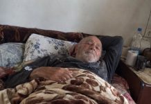 Pronašli smo mog 71-godišnjeg oca zarobljenog sa svojim izgladnjelim svinjama u 4:30 ujutro — a vrata su bila zaključana izvana… Pronašli smo mog 71-godišnjeg oca zarobljenog sa svojim izgladnjelim svinjama u 4:30 ujutro — a vrata su bila zaključana izvana… - featured image