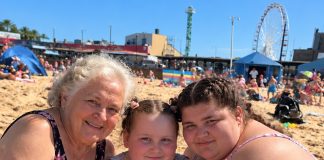 Moja svekrva godinama je prekomjerno hranila moje dvije kćeri, tvrdeći da to radi za njihovo zdravlje. Ali kada se moja mlađa kći onesvijestila na plaži, liječnici su otkrili nešto ZASTRAŠUJUĆE. A kada su pitali što je baka potajno miješala u njihovu hranu, UKOČILA SAM SE OD UŽASA… Moja svekrva godinama je prekomjerno hranila moje dvije kćeri, tvrdeći da to radi za njihovo zdravlje. Ali kada se moja mlađa kći onesvijestila na plaži, liječnici su otkrili nešto ZASTRAŠUJUĆE. A kada su pitali što je baka potajno miješala u njihovu hranu, UKOČILA SAM SE OD UŽASA… - featured image