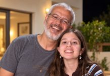 Tjednima se moj suprug čudno ponašao u blizini moje 13-godišnje kćeri. Stalno ju je grlio, ljubio u čelo, dolazio po nju u školu i neprestano ulazio u njezinu sobu zatvarajući vrata za sobom. Govorila sam sebi da je samo brižan očuh… sve dok jednog jutra nisam pronašla malu mrlju krvi na njezinu krevetu. Tada me moja kći pogledala i šapnula: „Mama, molim te, nemoj ništa reći Marku.“ Noge su mi se gotovo odsjekle. Tjednima se moj suprug čudno ponašao u blizini moje 13-godišnje kćeri. Stalno ju je grlio, ljubio u čelo, dolazio po nju u školu i neprestano ulazio u njezinu sobu zatvarajući vrata za sobom. Govorila sam sebi da je samo brižan očuh… sve dok jednog jutra nisam pronašla malu mrlju krvi na njezinu krevetu. Tada me moja kći pogledala i šapnula: „Mama, molim te, nemoj ništa reći Marku.“ Noge su mi se gotovo odsjekle. - featured image