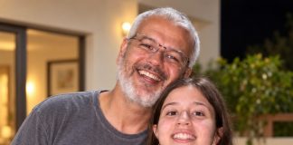Tjednima se moj suprug čudno ponašao u blizini moje 13-godišnje kćeri. Stalno ju je grlio, ljubio u čelo, dolazio po nju u školu i neprestano ulazio u njezinu sobu zatvarajući vrata za sobom. Govorila sam sebi da je samo brižan očuh… sve dok jednog jutra nisam pronašla malu mrlju krvi na njezinu krevetu. Tada me moja kći pogledala i šapnula: „Mama, molim te, nemoj ništa reći Marku.“ Noge su mi se gotovo odsjekle. Tjednima se moj suprug čudno ponašao u blizini moje 13-godišnje kćeri. Stalno ju je grlio, ljubio u čelo, dolazio po nju u školu i neprestano ulazio u njezinu sobu zatvarajući vrata za sobom. Govorila sam sebi da je samo brižan očuh… sve dok jednog jutra nisam pronašla malu mrlju krvi na njezinu krevetu. Tada me moja kći pogledala i šapnula: „Mama, molim te, nemoj ništa reći Marku.“ Noge su mi se gotovo odsjekle. - featured image